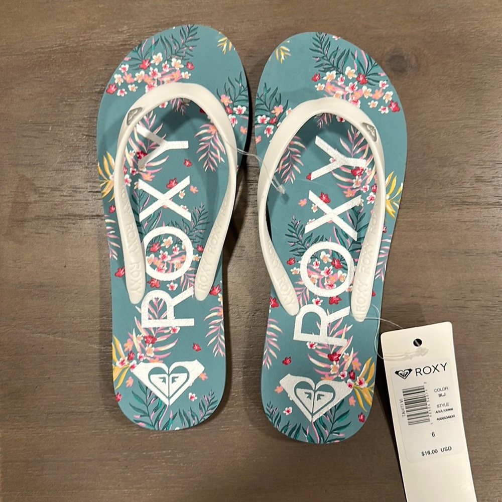 NWT! Roxy flip flops Sze 6